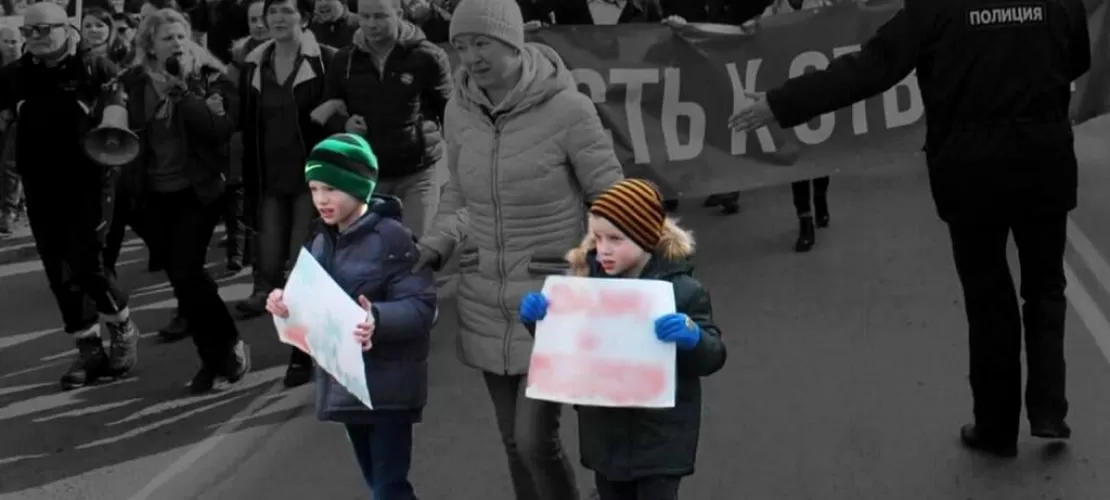 Дети на митинге навального. Дети на митинге. Митинг школьников. Пикет дети.